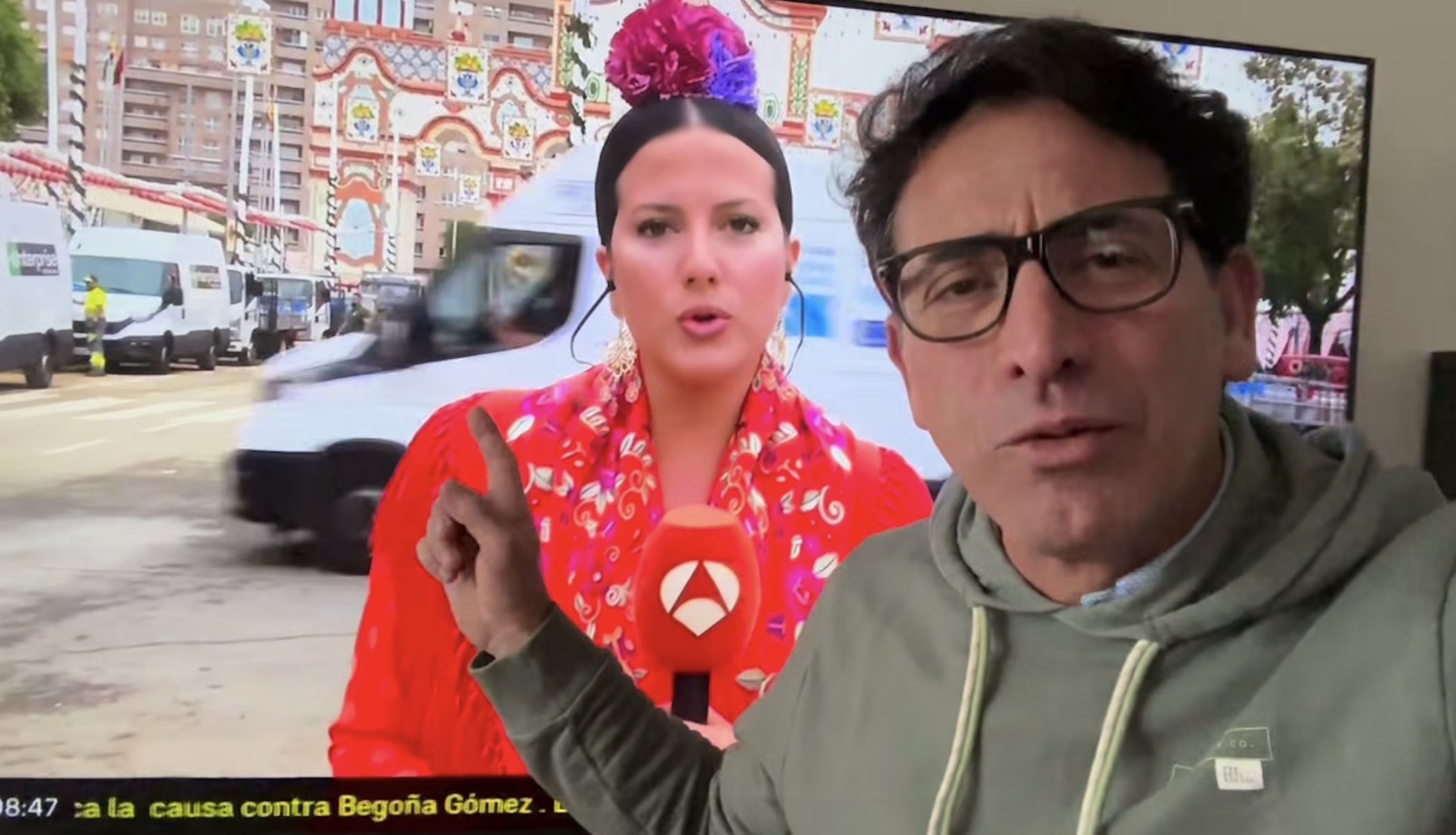 Vestida de gitana y con la flor puesta a primera hora: la reportera de Antena 3 que ha conquistado la Feria de Sevilla