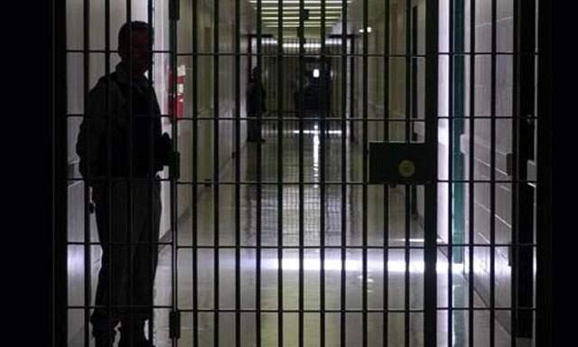 El detenido de 20 años por la muerte de una mujer en Bormujos fabrica un pincho con un peine y ataca a tres funcionarios en prisión
