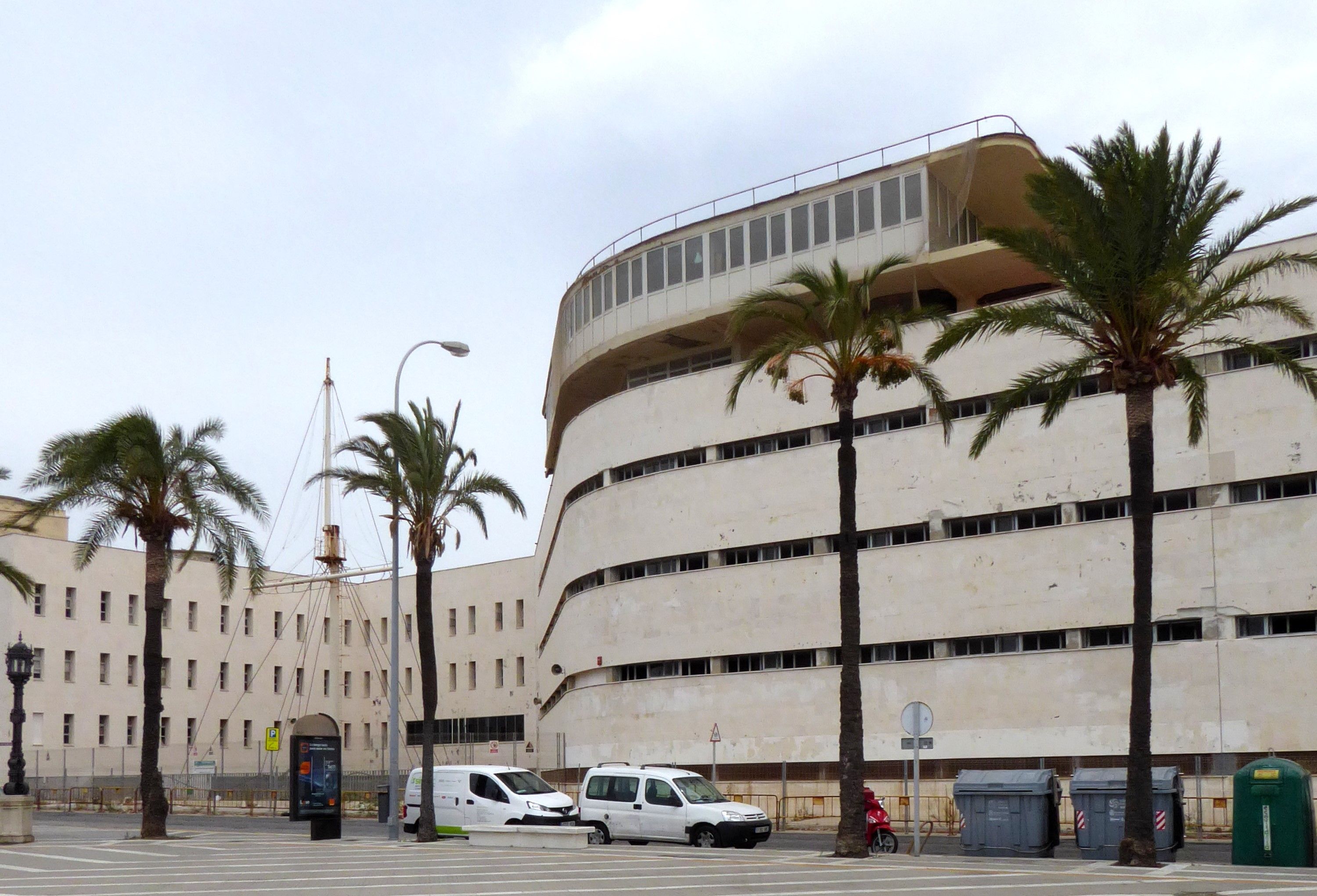 El edificio de la antigua Escuela Náutica de Cádiz, frente a La Caleta, se encuentra en estado de abandono.
