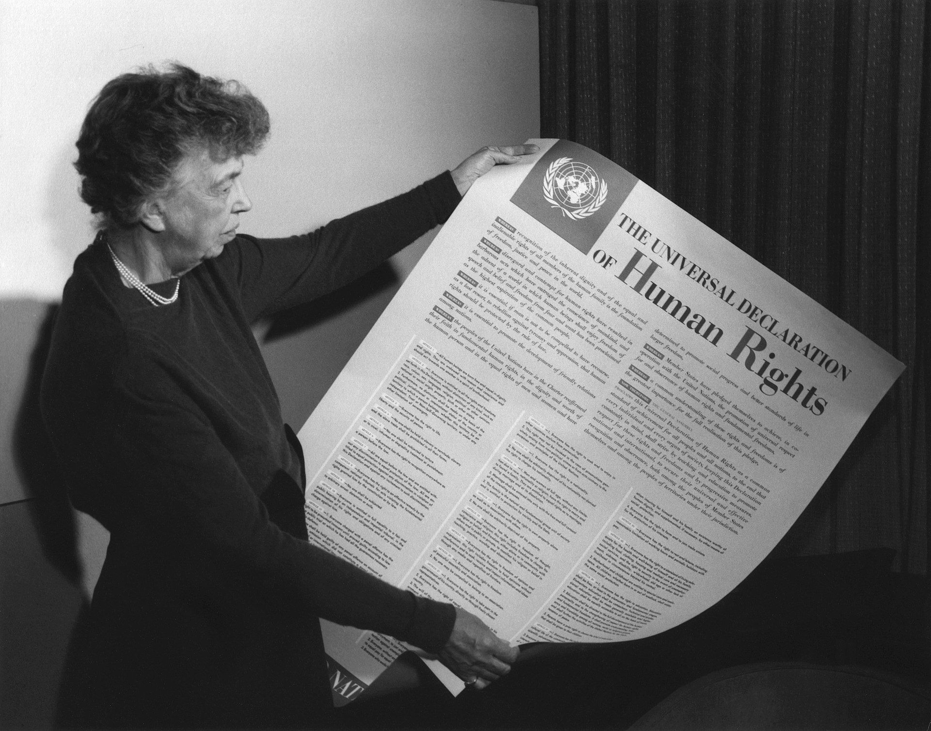 Eleanor Roosevelt con la Declaración Universal de los Derechos Humanos. - 