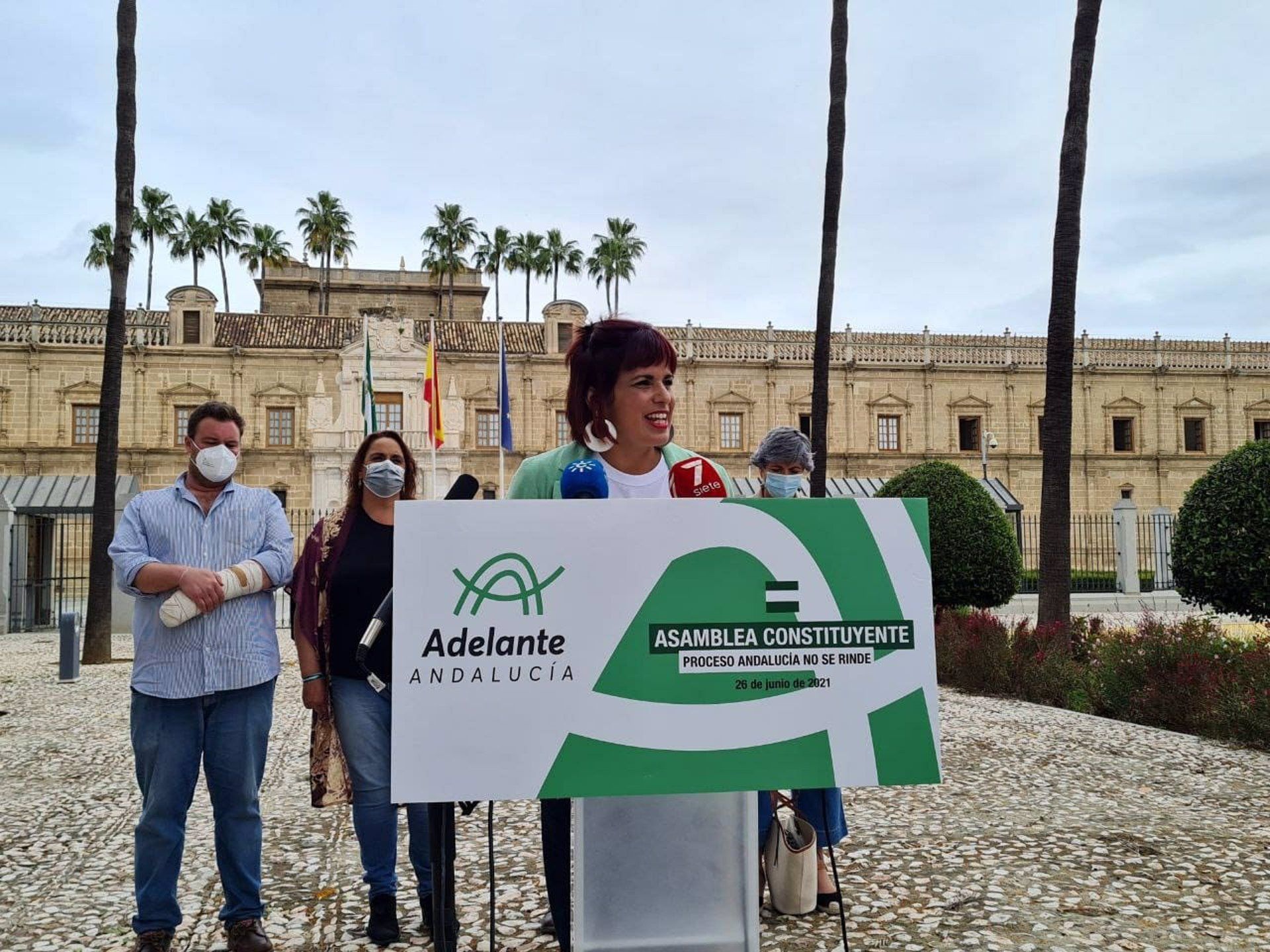 Teresa Rodríguez con un cartel de la asamblea de refundación de Adelante Andalucía - 