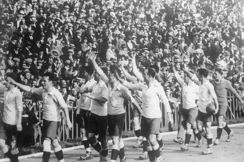 Uruguay, campeón olímpica en 1924, da la vuelta de honor al campo. - 