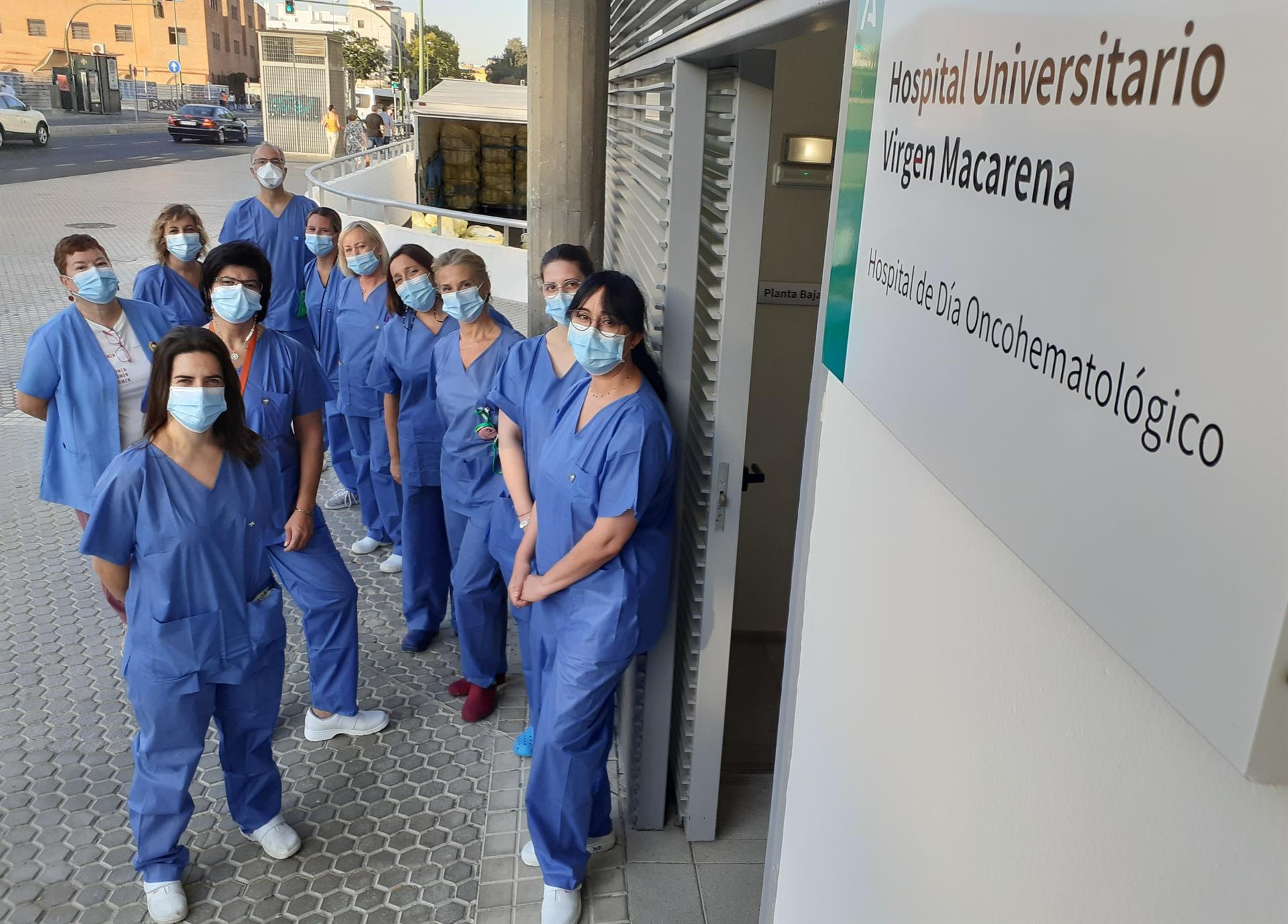 El equipo en el Virgen Macarena que lucha contra el cáncer, desde la planta de Oncología. - El equipo en el Virgen Macarena que lucha contra el cáncer, desde la planta de Oncología.