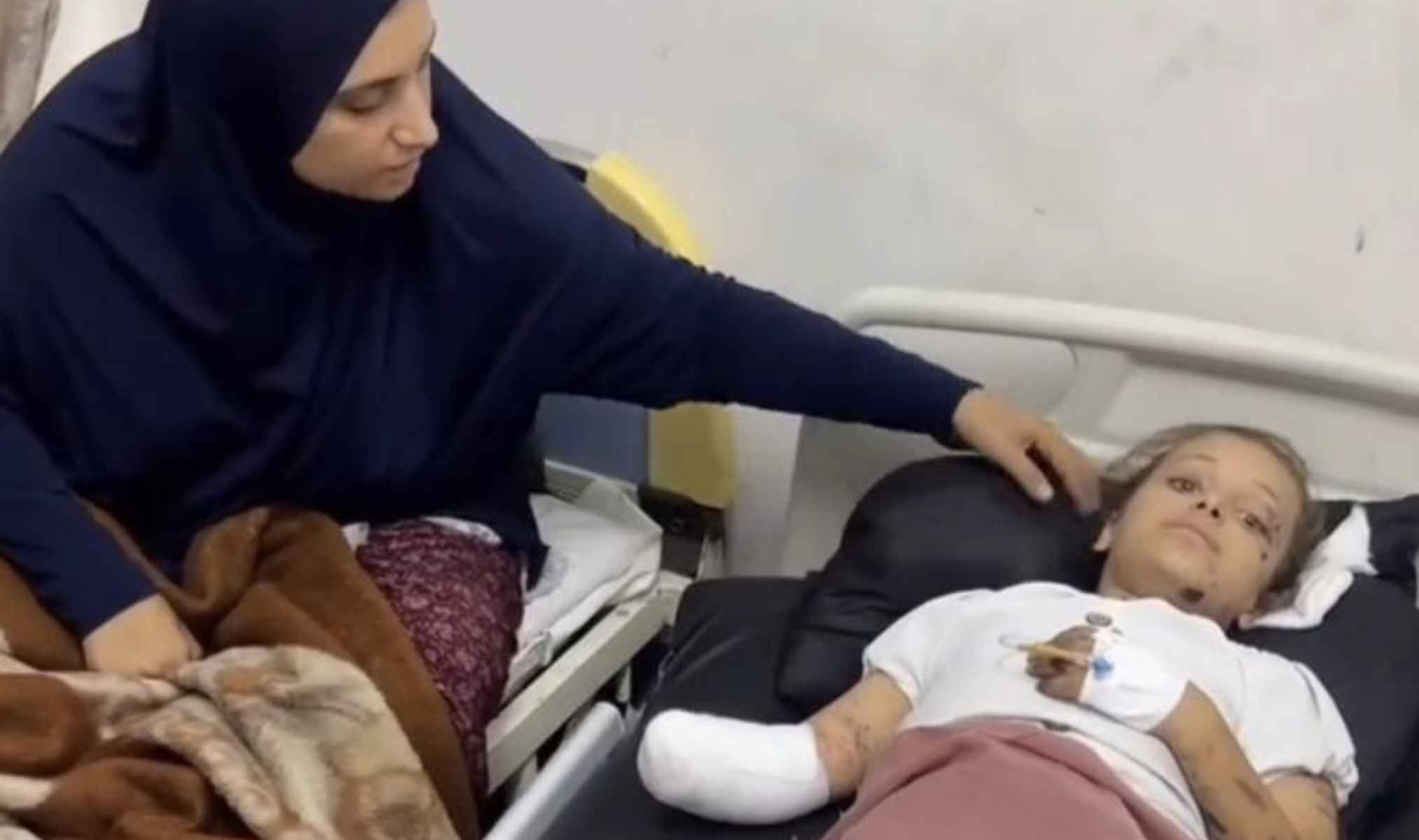 Nour Faraj, niña palestina de diez años, junto a su madre. - 