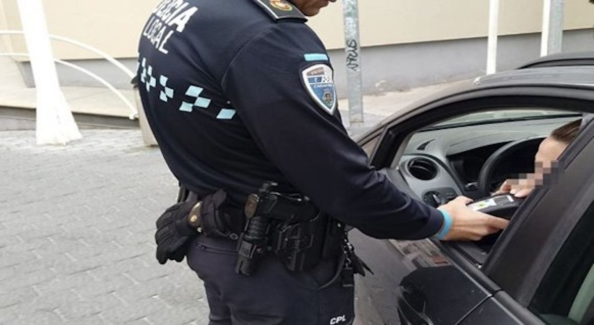 Ebria, pierde el control del coche y acaba chocando contra un contenedor en Algeciras
