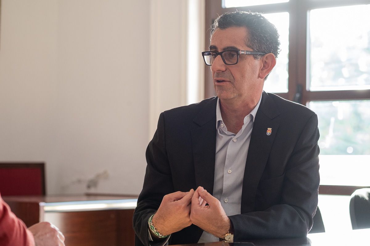 Miguel Molina, alcalde de Barbate, durante una entrevista para lavozdelsur.es. FOTO: MANU GARCÍA - Miguel Molina, alcalde de Barbate, durante una entrevista para lavozdelsur.es. FOTO: MANU GARCÍA