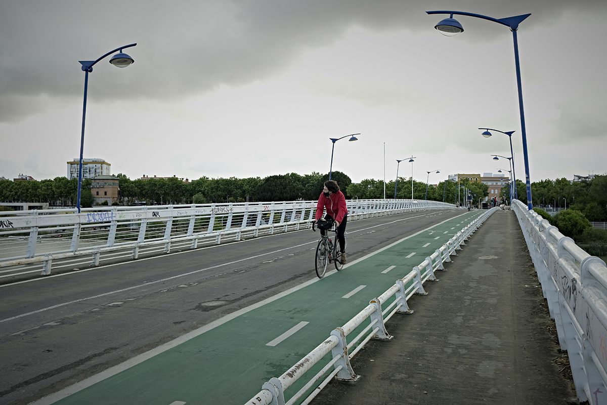 Adelantamientos, uso del chaleco y espacios entre coches: los cambios de la DGT ya en vigor para ciclistas y conductores