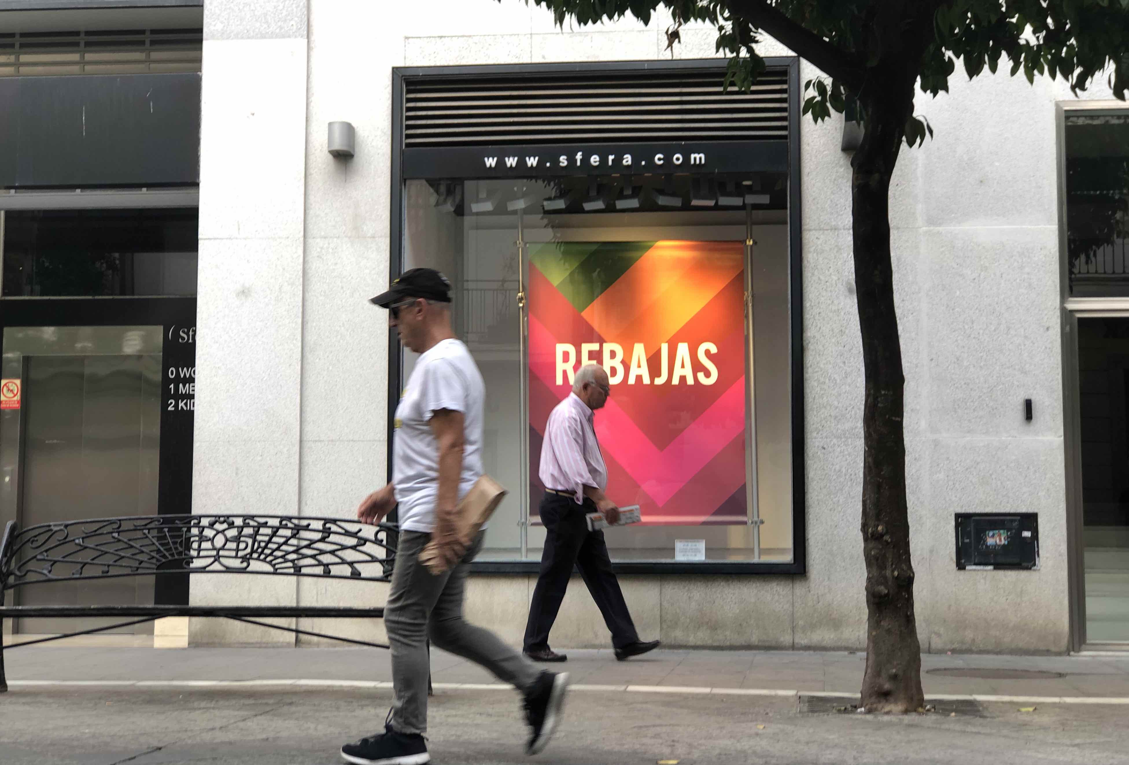 Imagen de archivo de un escaparate con un cartel de rebajas. - 