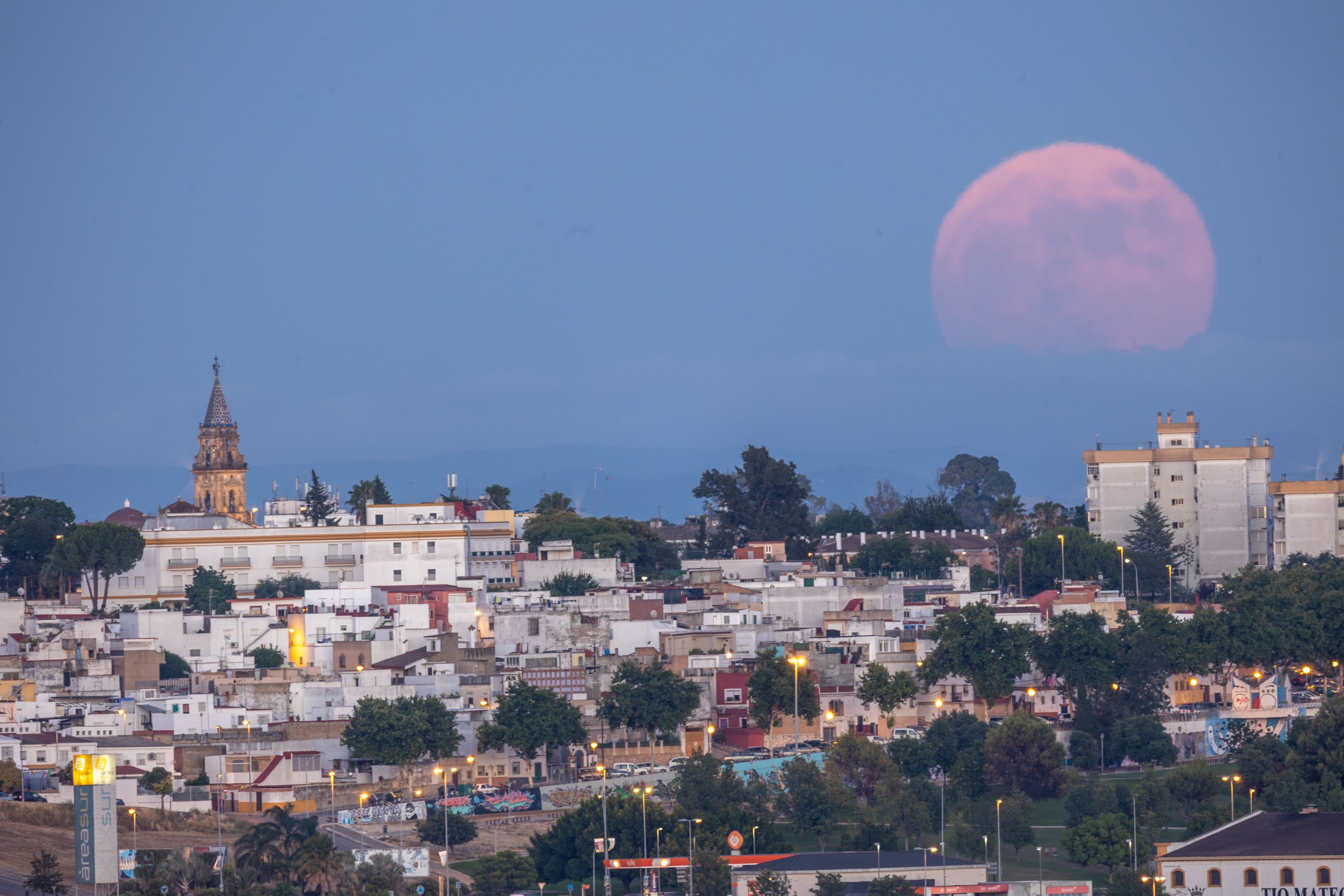Junio marca la primera superluna boreal del verano: esta es la fecha en la que ver la Luna de Fresa 