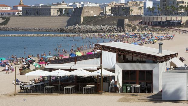 Los chiringuitos andaluces respiran: el nuevo reglamento de Costas no provocará su demolición