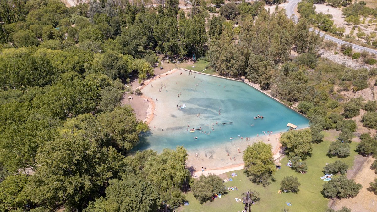 El plan perfecto para quien no se decide entre el mar y la montaña: una playa de agua dulce en plena Sierra de Cádiz