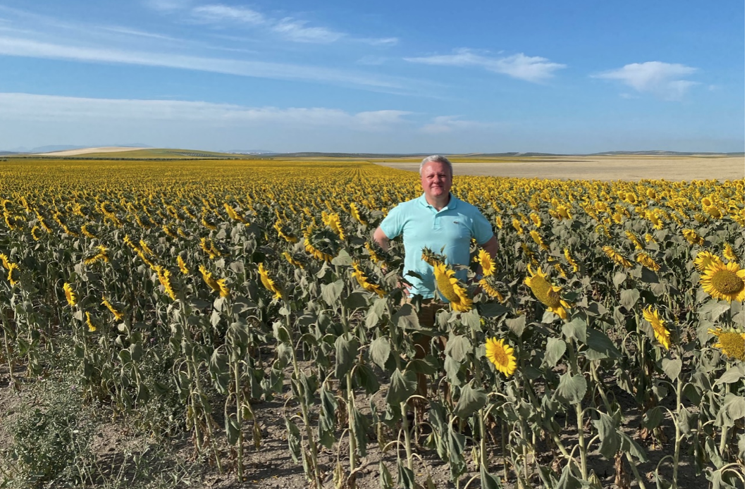 El autor a finales de mayo de 2021 en un cultivo de girasol ecológico en Paradas (Sevilla). - 