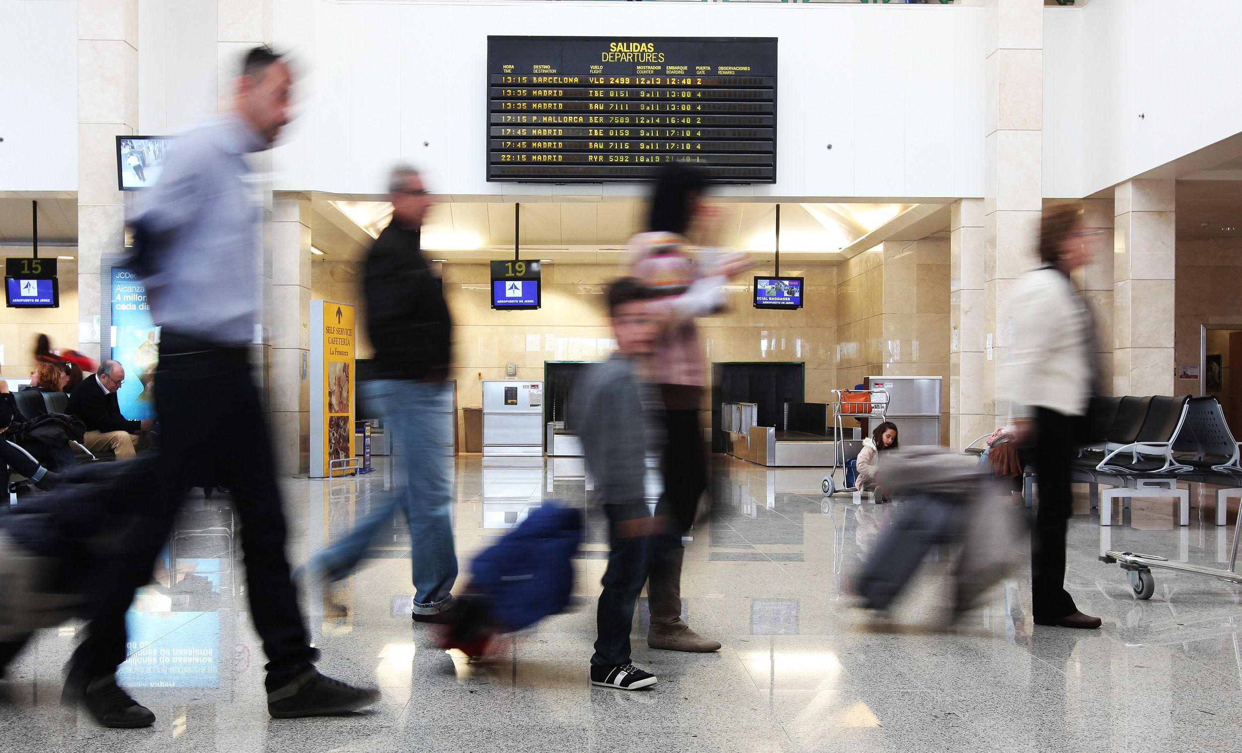 Viajar en avión este verano cambia en Europa: nuevas medidas para maletas, compensaciones y derechos del pasajero