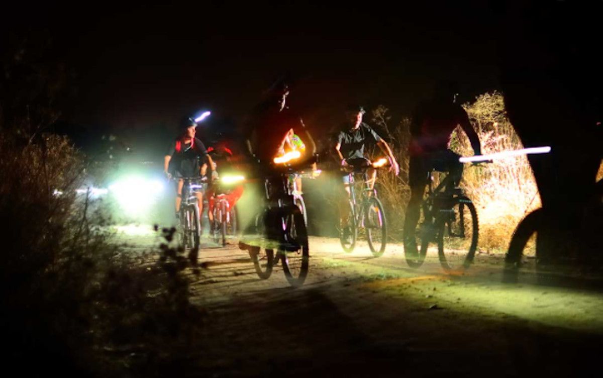Un plan distinto en El Puerto: rutas nocturnas en bici gratis para contemplar el atardecer y la luna 