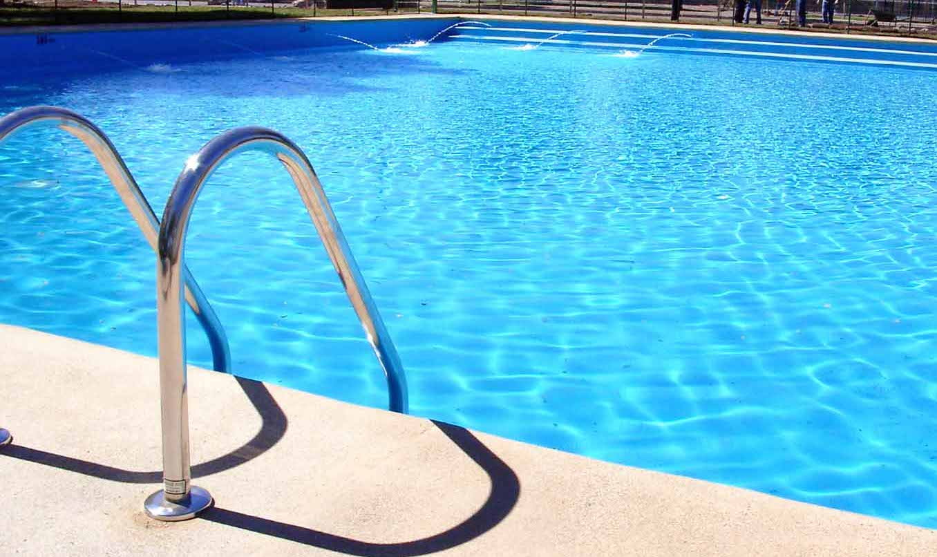 Detenido un hombre tras besar y abrazar a un niño de 4 años en una piscina