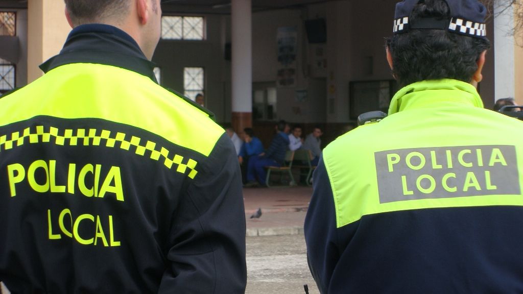 Jerez felicita a cuatro policías locales que controlaron un incendio y evacuaron vecinos antes de que llegaran los bomberos