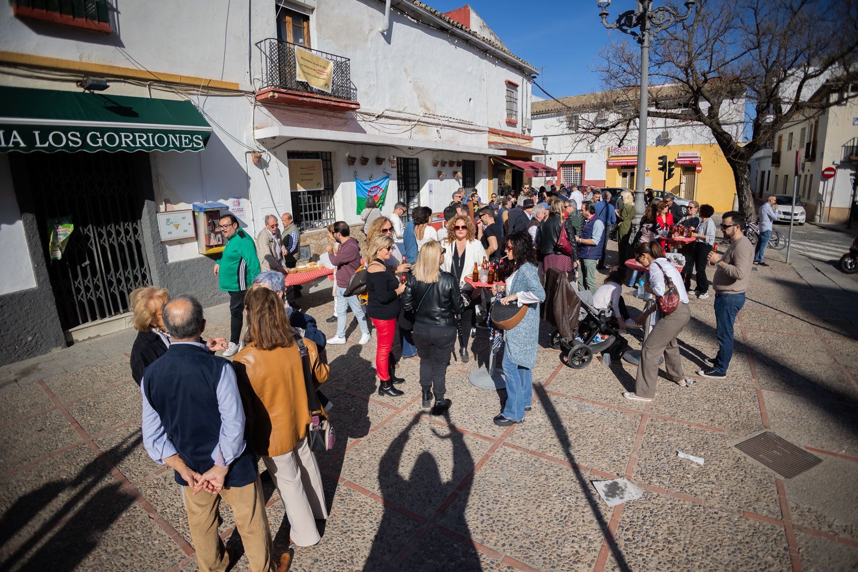 Convivencia vecinal en el barrio de Santiago de Jerez. - MANU GARCÍA