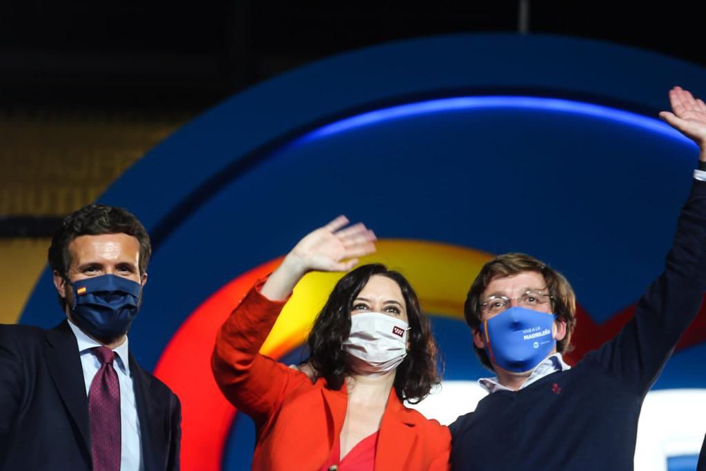 Isabel Díaz Ayuso, Almeida y Casado en una foto de archivo cuando eran felices. Alguien tiró una piedra al avispero. Pablo Cabello. - 