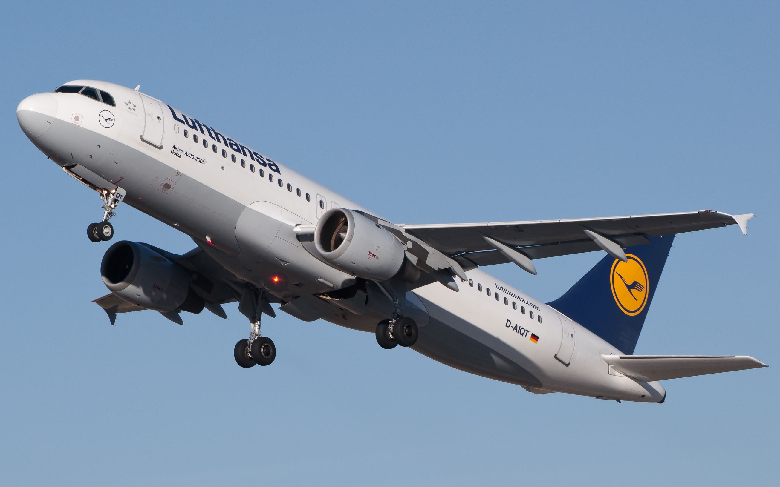 Imagen del avión Airbus A320 en pleno vuelo