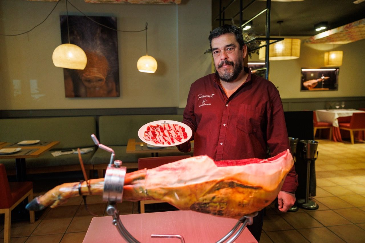 Quince arrobas, el mesón familiar para amantes del jamón y las carnes a la brasa en Jerez