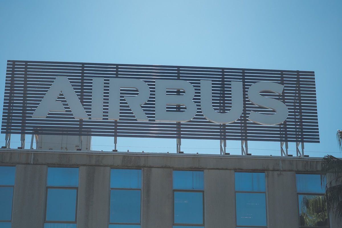 Airbus contratará a 6.000 profesionales en todo el mundo tras despedir a 15.000. En la imagen de archivo, detalle de la sede de Puerto Real. FOTO: MANU GARCÍA - 