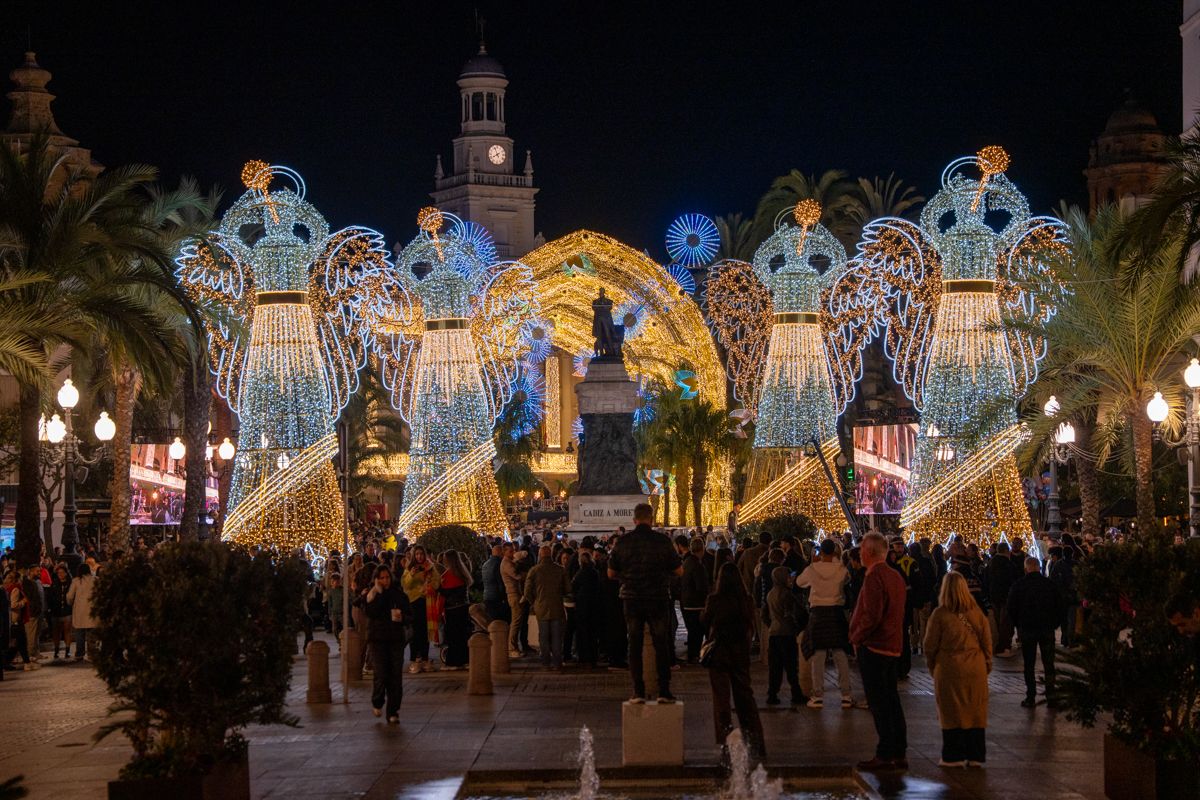 Aspecto del alumbrado de Navidad en Cádiz en 2025. - REYNA