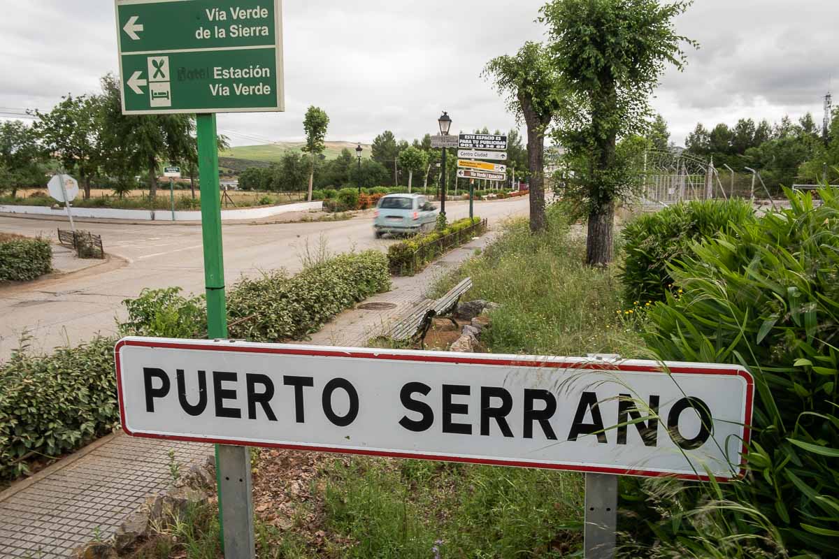 Fallece el atracador de un banco en Puerto Serrano tras iniciar un tiroteo contra la Policía Local