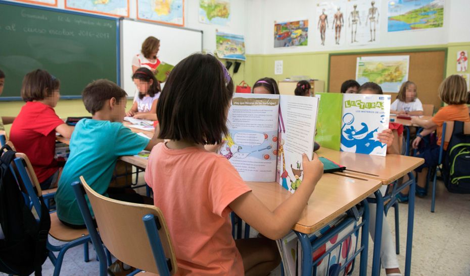 Los docentes andaluces reclaman transparencia sobre las sustituciones y la Junta asegura que cubre todas las bajas solicitadas