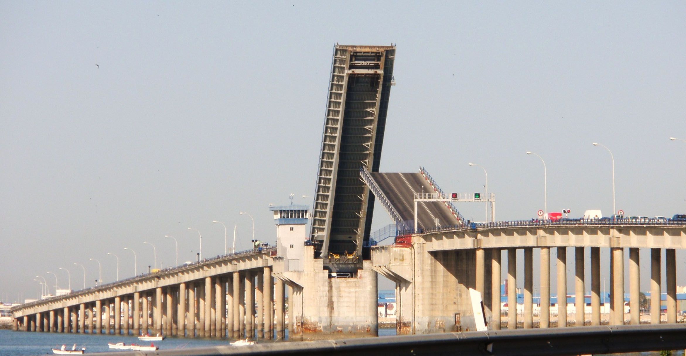 Imagen de archivo con el tramo elevadizo del puente Carranza, que también será reparado durante estas semanas de cierre. - Imagen de archivo con el tramo elevadizo del puente Carranza, que también será reparado durante estas semanas de cierre.