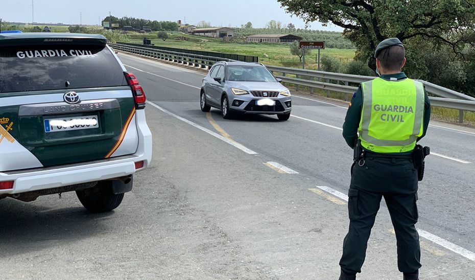 Investigan a un camionero por drogas tras embestir un autobús escolar averiado con 14 niños dentro
