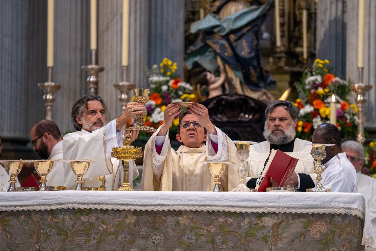 Monseñor Ramón Valdivia, durante la consagración del Cuerpo de Cristo en su primera misa en la Catedral de Cadiz.    - REYNA
