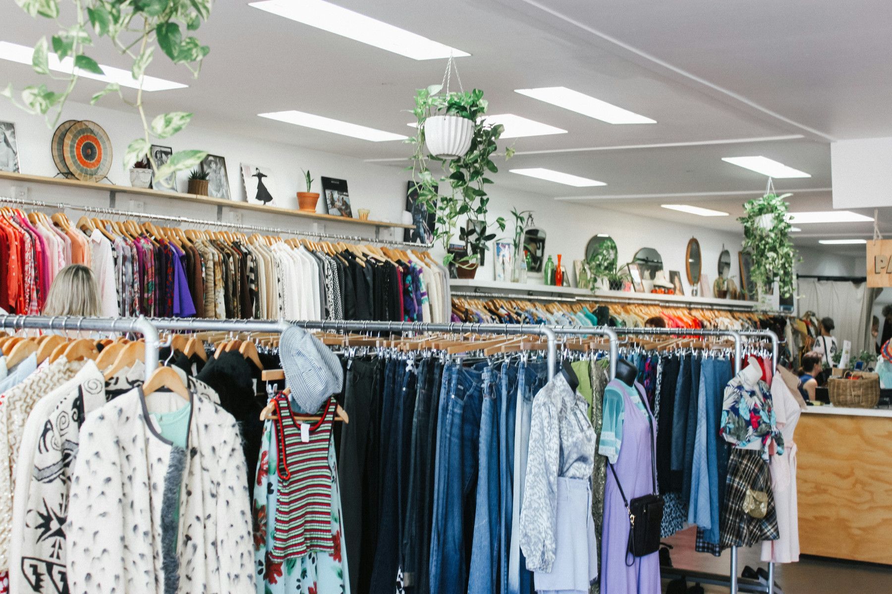 Una tienda de ropa benéfica. - 