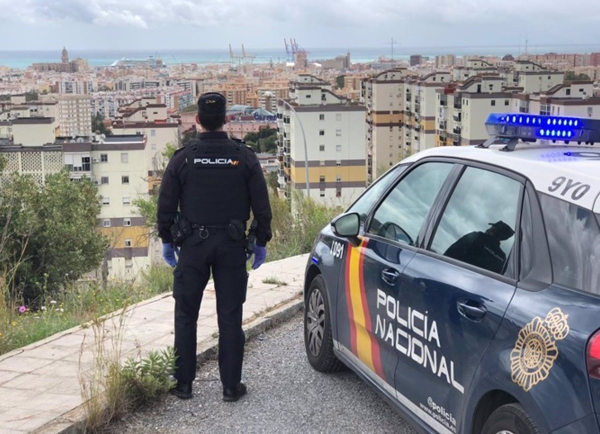 Herido un agente de la Policía Nacional al dispararse accidentalmente en Málaga