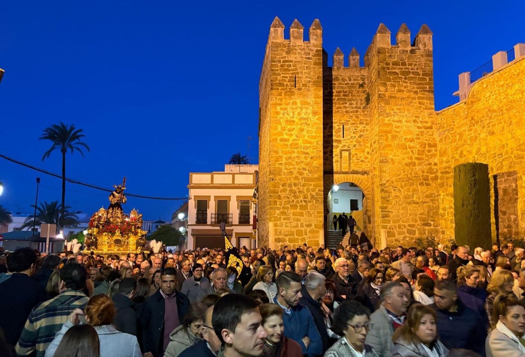 Viernes Santo con Jesús Nazareno a su paso por el Arco de la Rosa, parte de la muralla histórica de Marchena. - 
