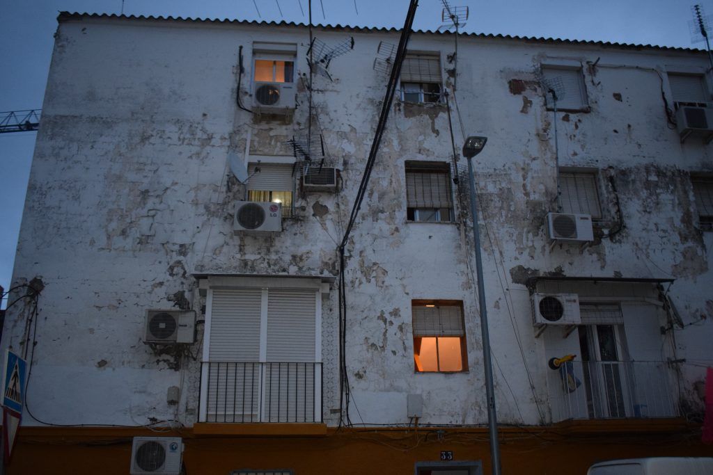Fachada de una vivienda en el sevillano barrio de Los Pajaritos. - 