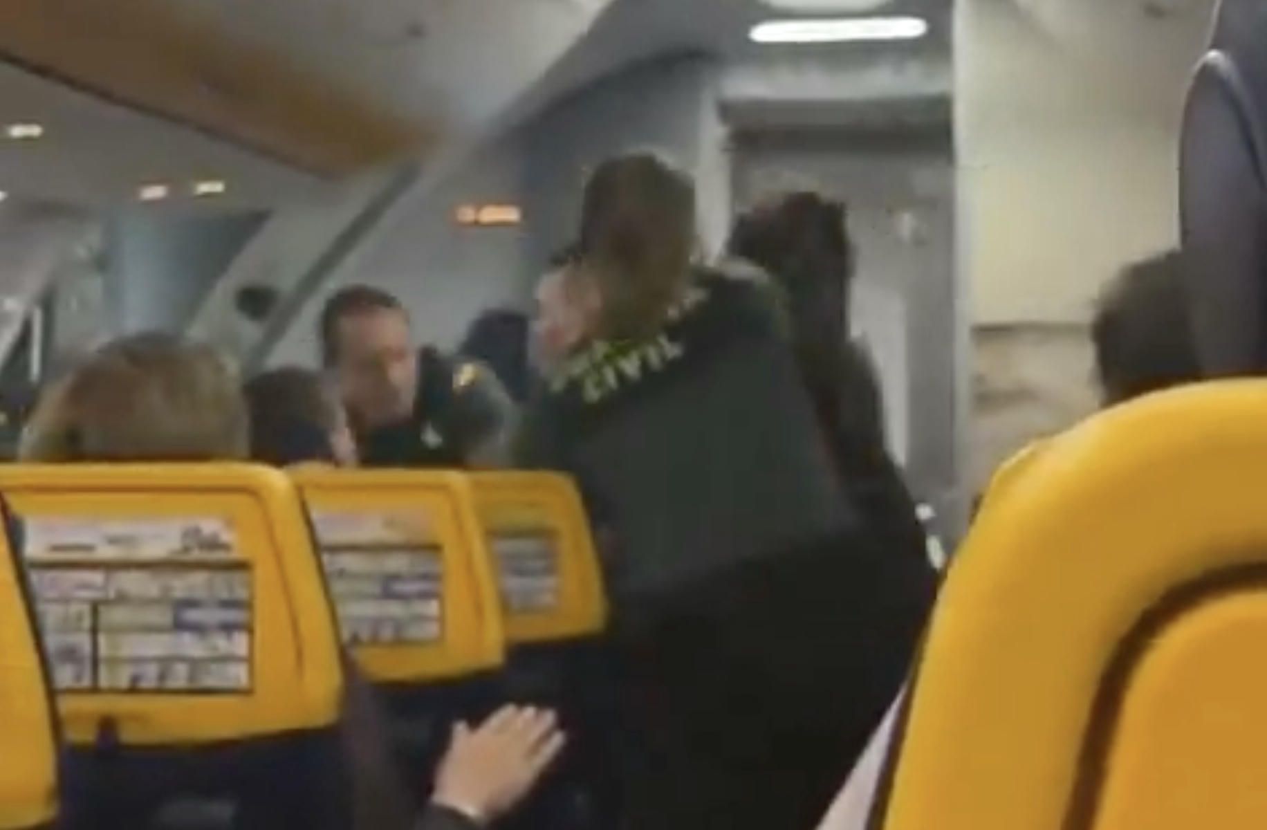 VÍDEO | Una luchadora profesional de MMA hiere a dos guardias civiles en un avión