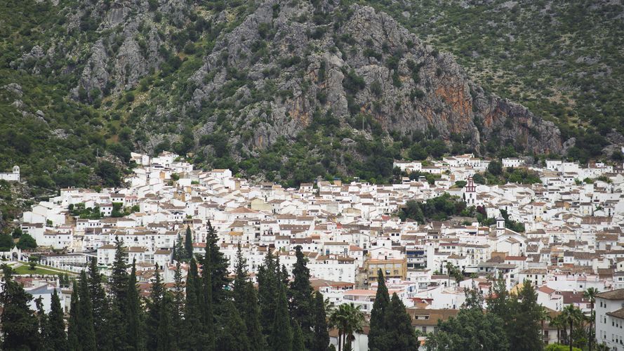 Policías locales de Ubrique arriesgan su vida para evitar que un hombre se arroje desde un tercer piso 