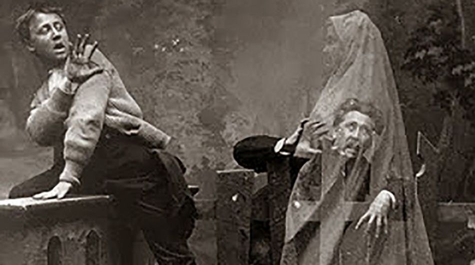 Sesión espiritista en una imagen de archivo. - 