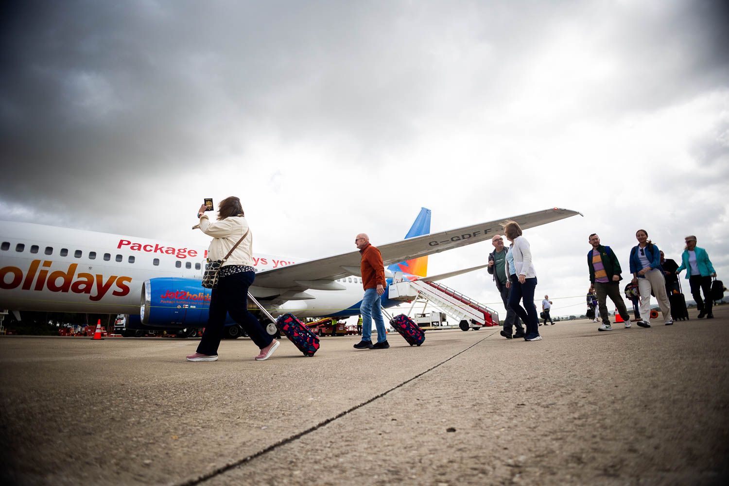 Turistas llegando al Aeropuerto de Jerez. - MANU GARCÍA
