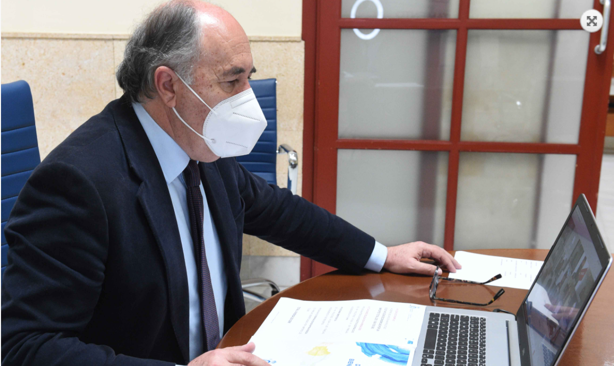 El alcalde de Algeciras, José Ignacio Landaluce, durante la reunión con colectivos sociales. - 