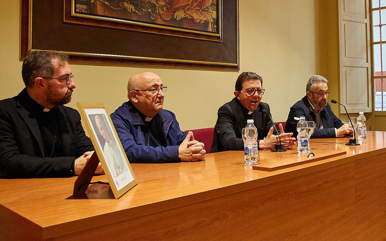 Monseñor Valdivia reunido con la curia diocesana.  - 