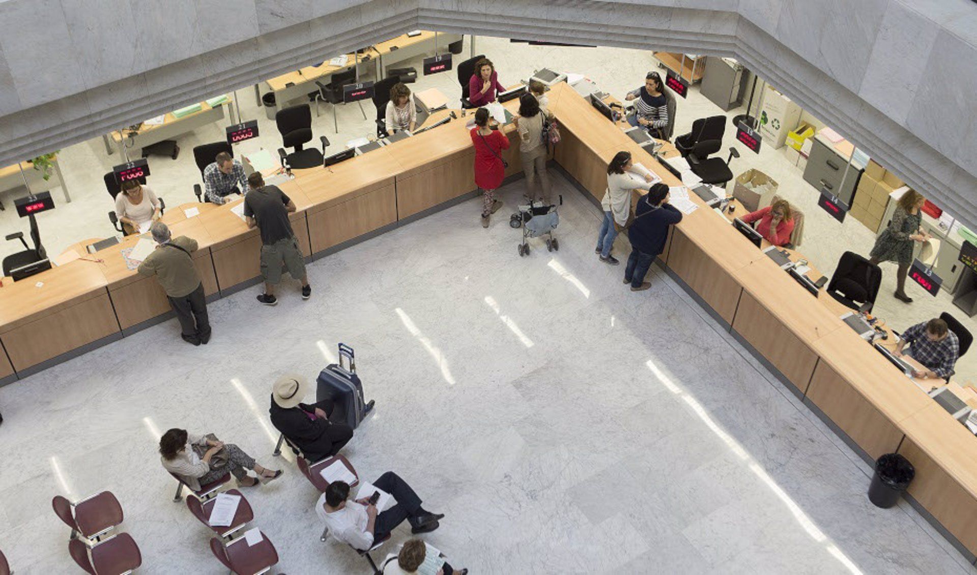Imagen de funcionarios que atienden al público en una sede de la Junta de Andalucía.