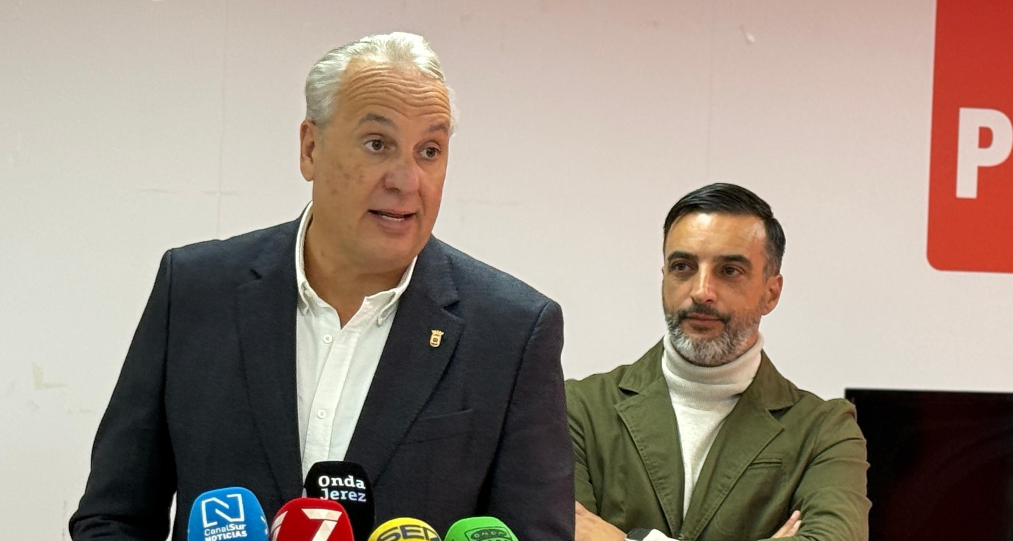 El secretario general del PSOE de Cádiz y diputado en el Congreso, Juan Carlos Ruiz Boix, con José Antonio Díaz, secretario general del PSOE de Jerez, en rueda de prensa. - 
