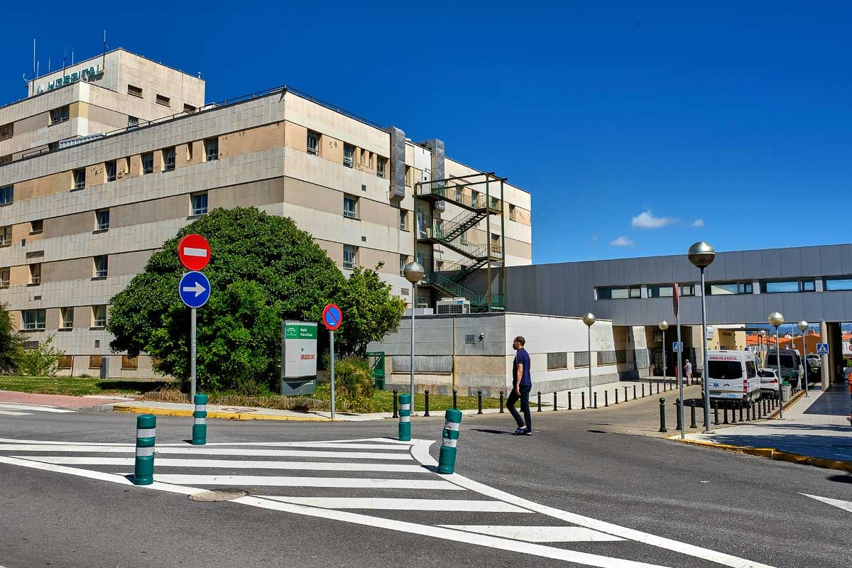 Hasta 40 pacientes sin cama y médicos atendiendo a 60 personas en un día: CSIF denuncia el colapso de las Urgencias del hospital de Algeciras