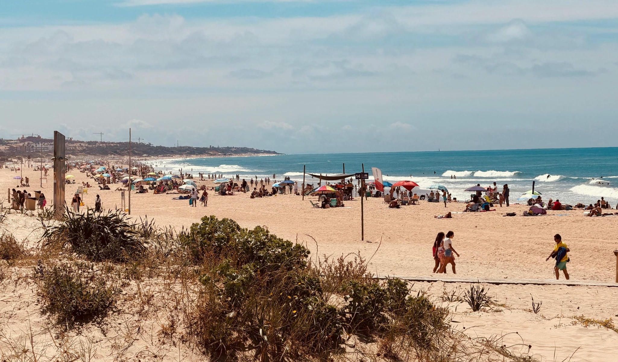 La Barrosa ya huele a verano: playa llena de vida, paseos y ambiente al sol para cerrar el puente en Chiclana