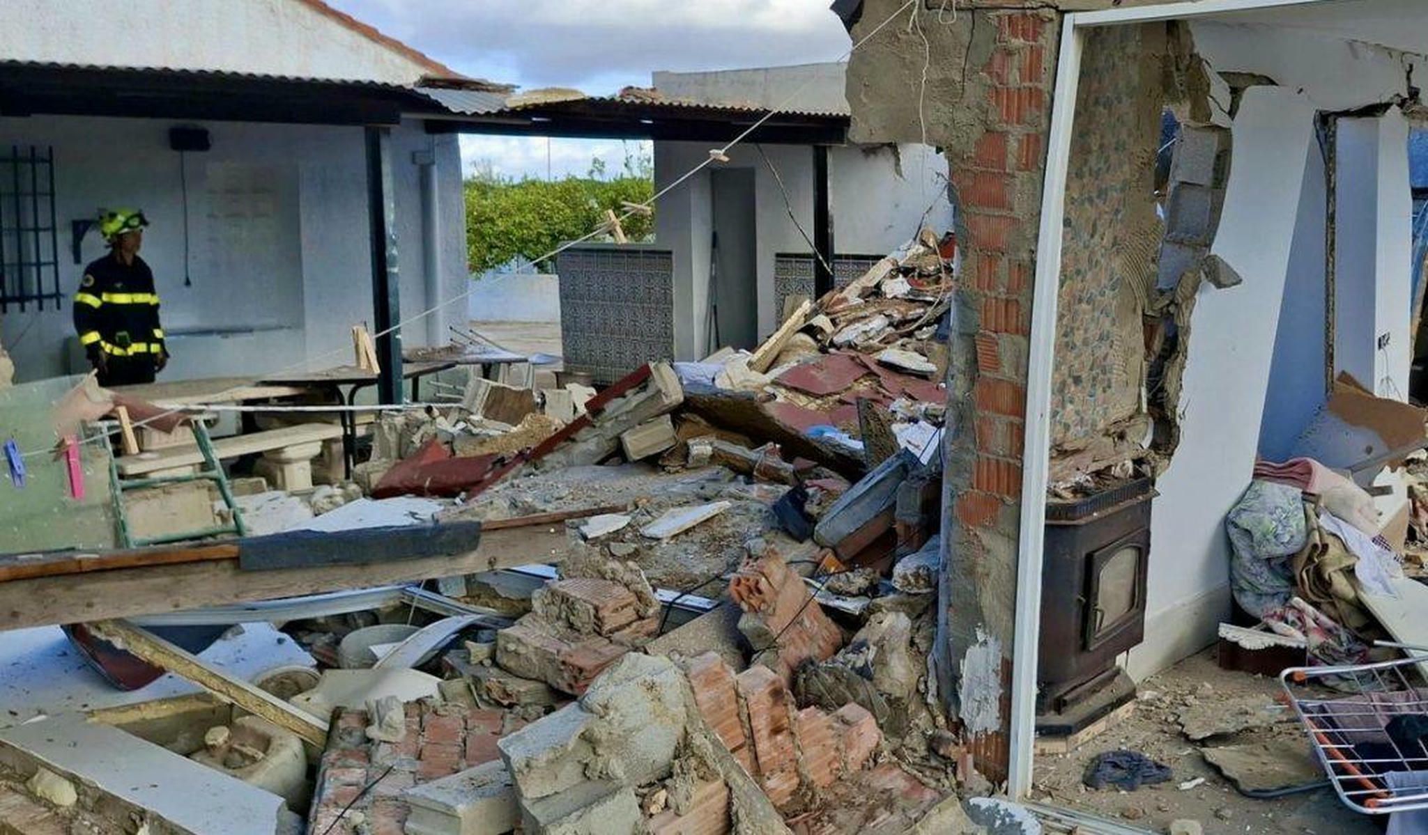Una explosión de gas derrumba una vivienda en Chiclana y deja herido a su único ocupante