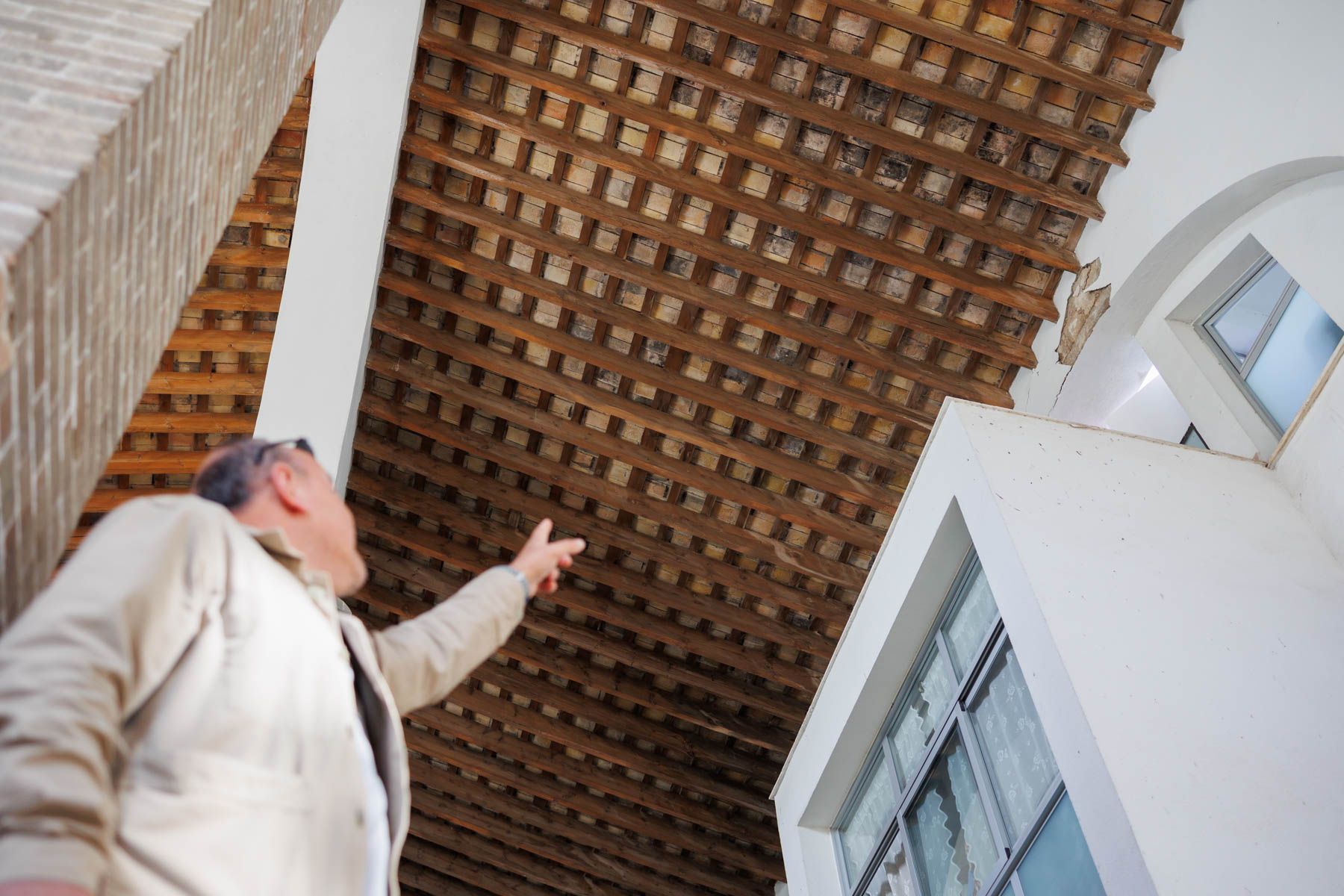 Grietas, desgaste y problemas de accesibilidad en una bodega con viviendas públicas en el barrio de Santiago de Jerez