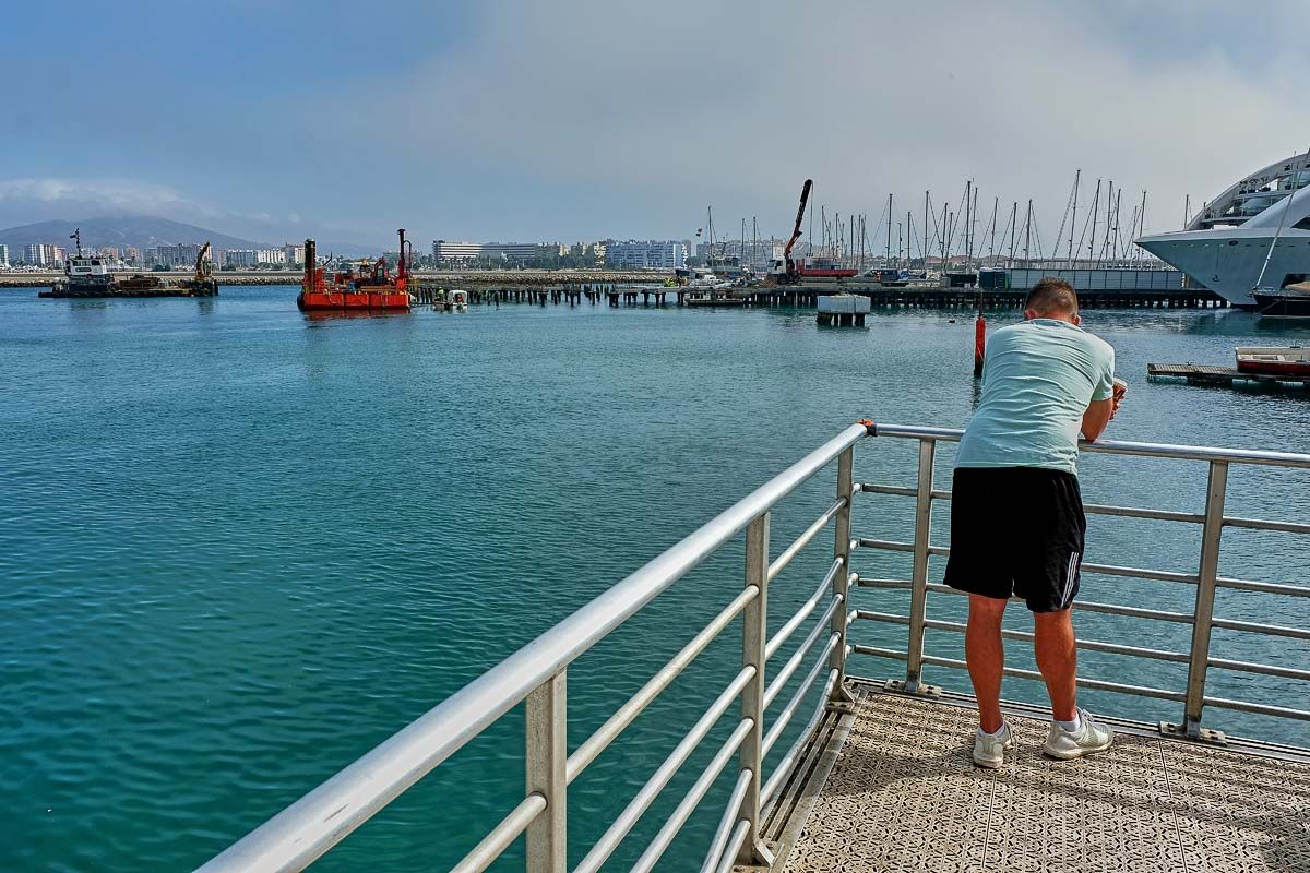 Un funcionario indio conquista el Estrecho de Gibraltar: 16 kilómetros a nado entre Tarifa y Marruecos