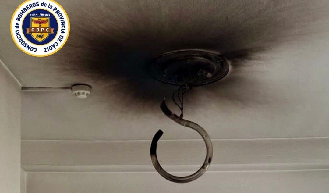 Susto en una residencia de mayores de Algeciras: arde un plafón en una habitación en obras
