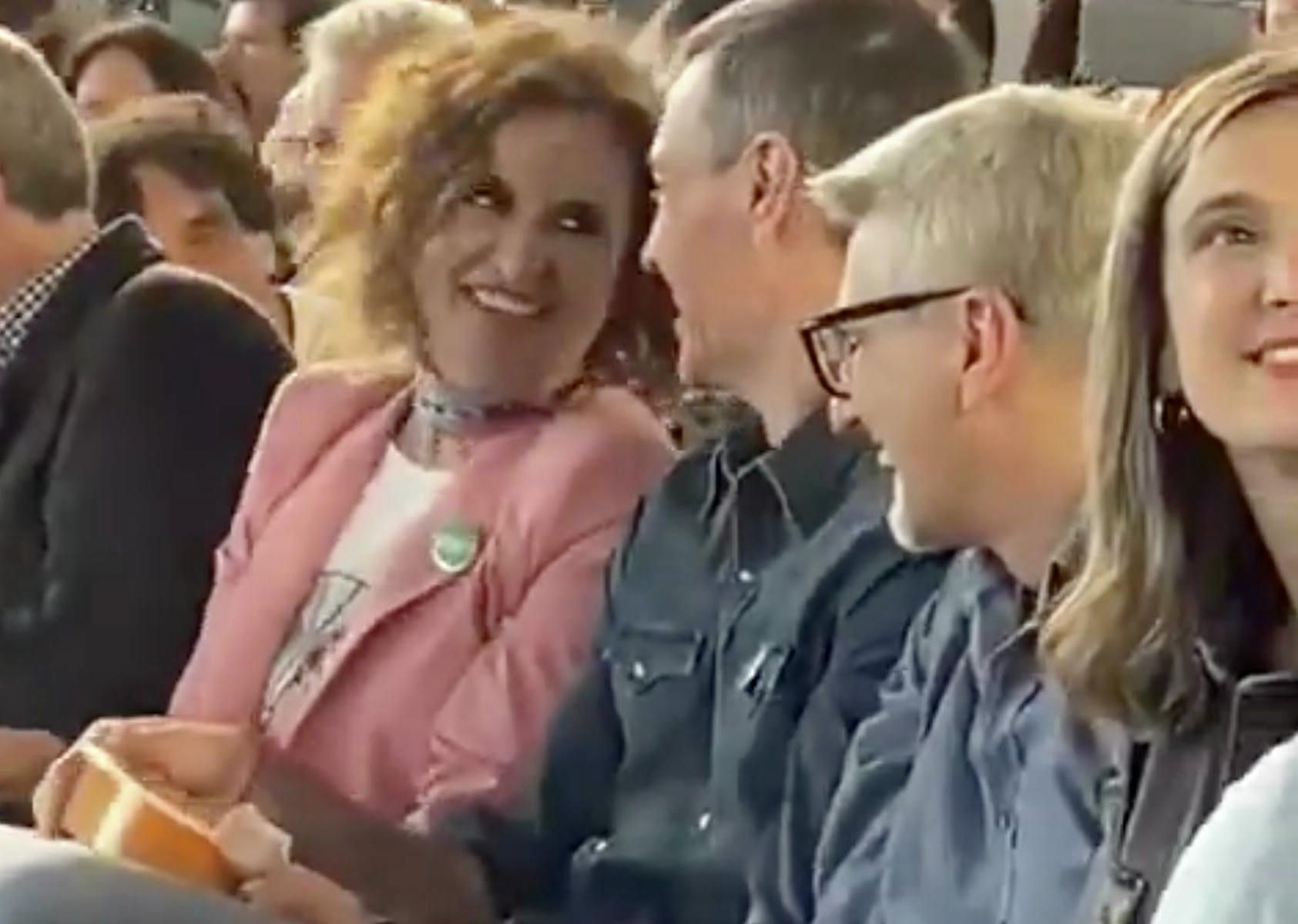 El momento en el que el alcalde de Cártama le da la tarrina de manteca 'colorá' a Pedro Sánchez